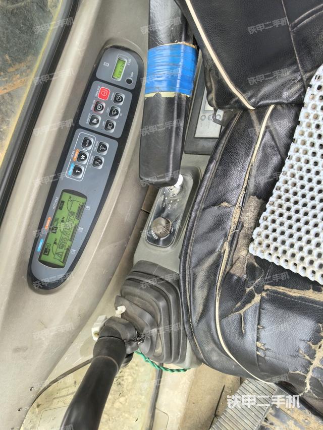 座椅右側(cè)控制臺(tái)/鑰匙門(mén)/油門(mén)/含右手柄（駕駛室部分）