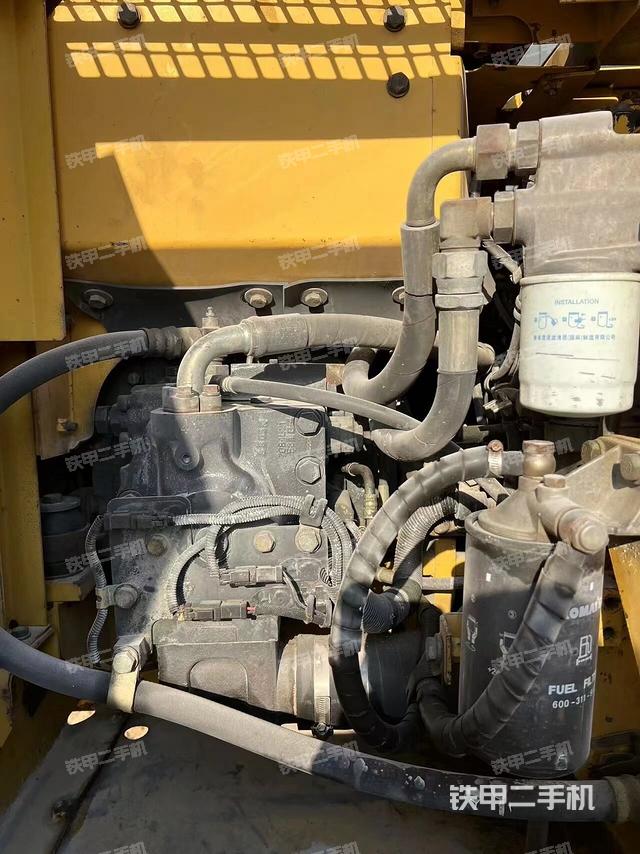 液壓泵艙室正面整體（整機外觀）