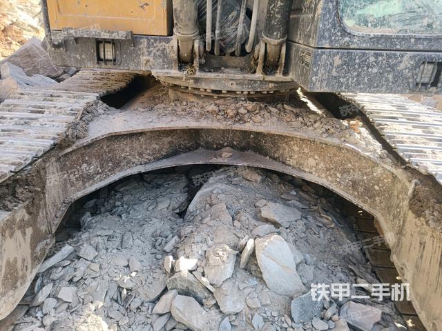轉(zhuǎn)盤和下車架正前(工作和回轉(zhuǎn)裝置) 轉(zhuǎn)盤和下車架正前(工作和回轉(zhuǎn)裝置)
