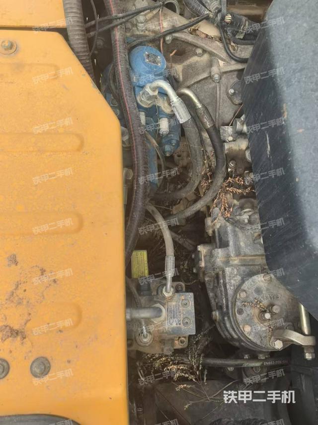 液压泵舱室正面整体（整机外观）