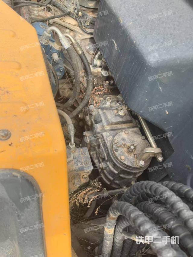 回转马达和主控阀（整机外观）