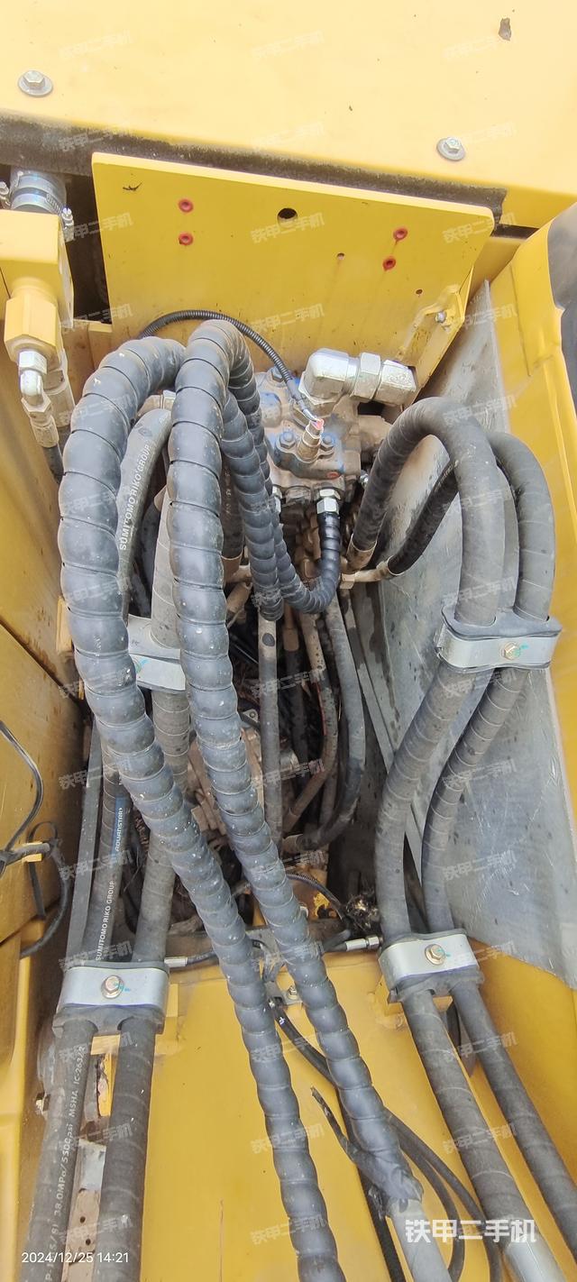 回转马达和主控阀（整机外观）