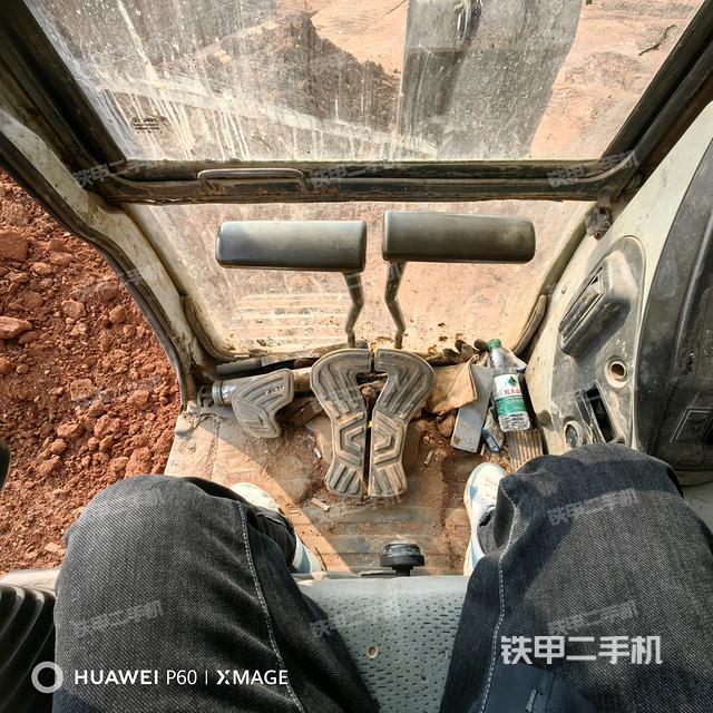 行走控制手柄和踏板?俯拍（駕駛室部分）