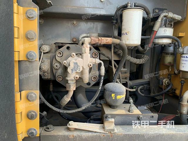 液壓泵艙室正面整體（整機外觀）