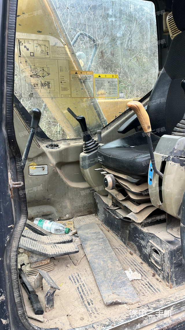駕駛室整體(整機(jī)外觀) 駕駛室整體(整機(jī)外觀)