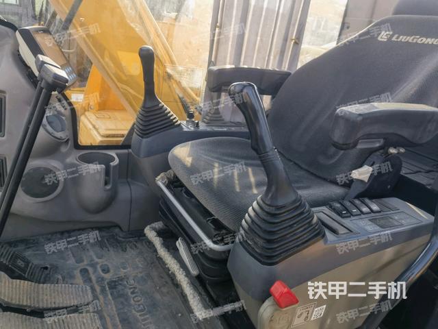 駕駛室整體(整機(jī)外觀) 駕駛室整體(整機(jī)外觀)