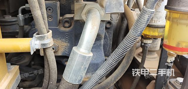 液压泵舱室正面整体（整机外观）