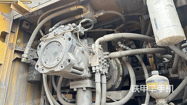 液压泵舱室正面整体（整机外观）