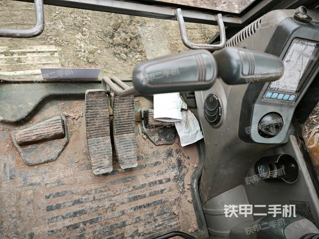 行走控制手柄和踏板?俯拍（駕駛室部分）