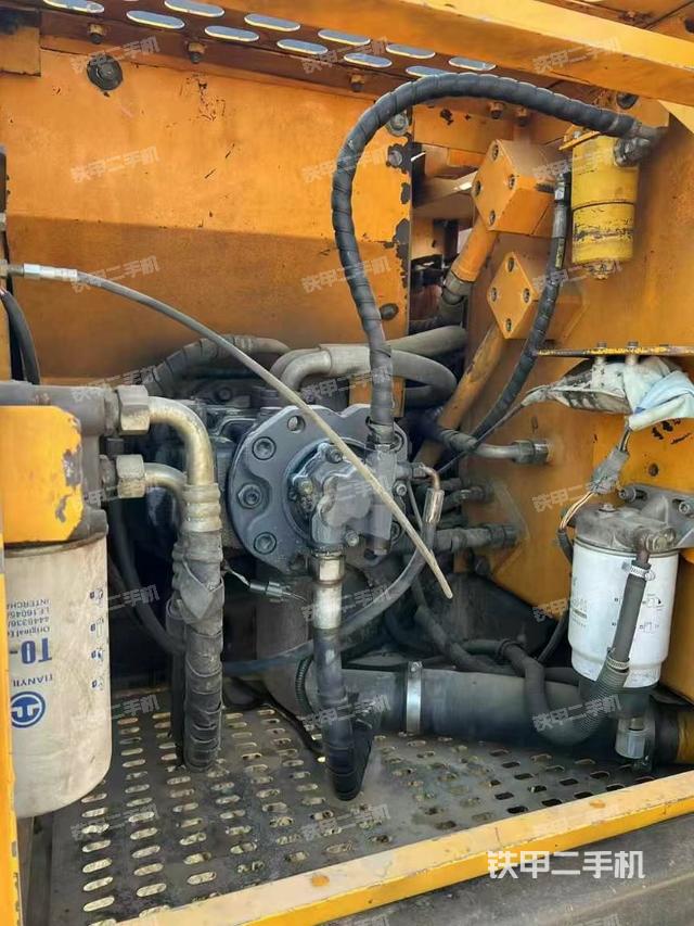液壓泵艙室正面整體(整機外觀) 液壓泵艙室正面整體(整機外觀)