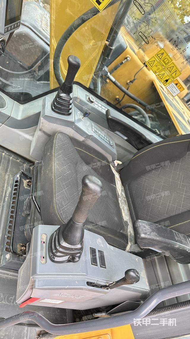 駕駛室整體（整機外觀）