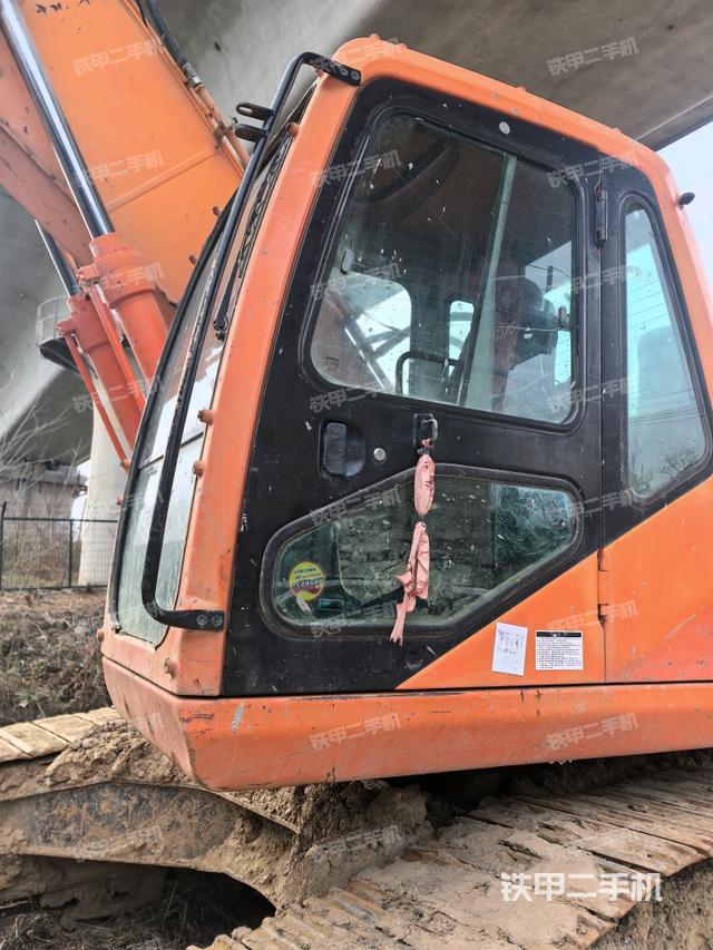 駕駛室整體(整機(jī)外觀) 駕駛室整體(整機(jī)外觀)