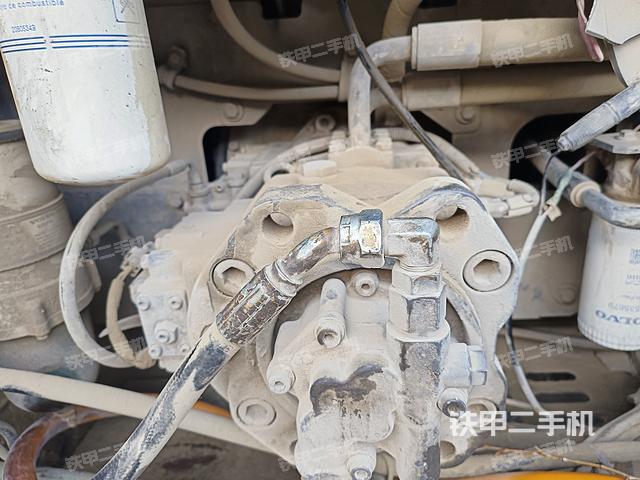 液压泵舱室正面整体（整机外观）