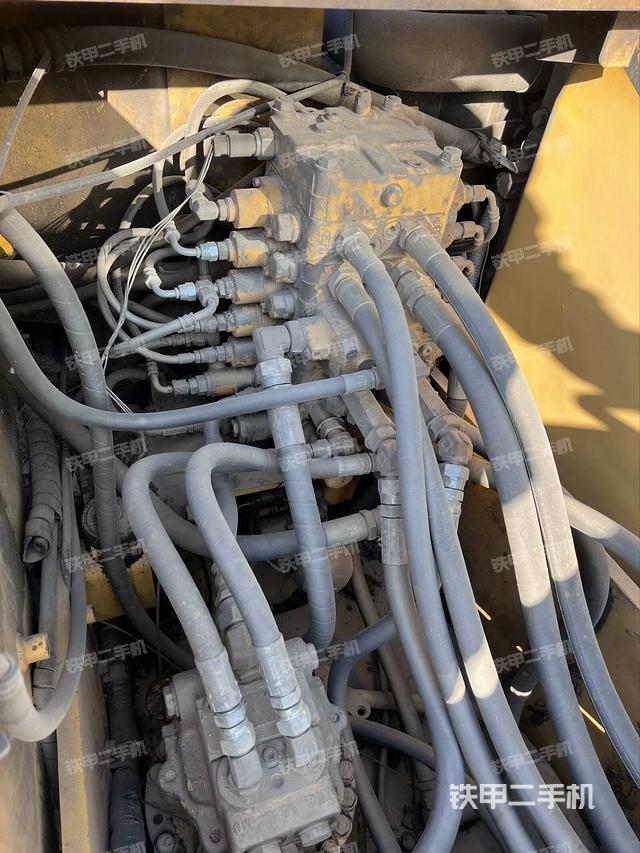 回轉(zhuǎn)馬達和主控閥(整機外觀) 回轉(zhuǎn)馬達和主控閥(整機外觀)