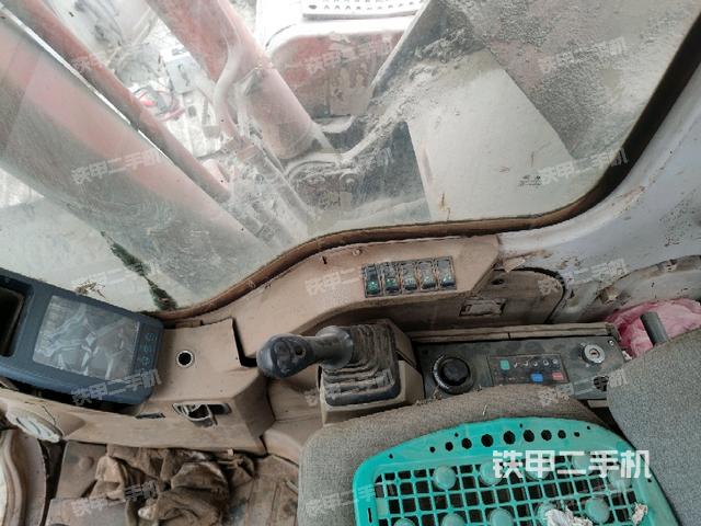 座椅右侧控制台/钥匙门/油门/含右手柄(驾驶室部分) 座椅右侧控制台/钥匙门/油门/含右手柄(驾驶室部分)