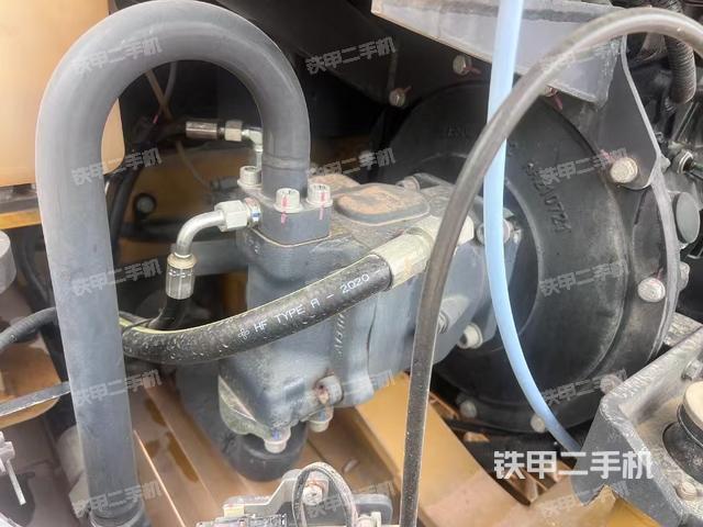 液壓泵艙室正面整體(整機外觀) 液壓泵艙室正面整體(整機外觀)