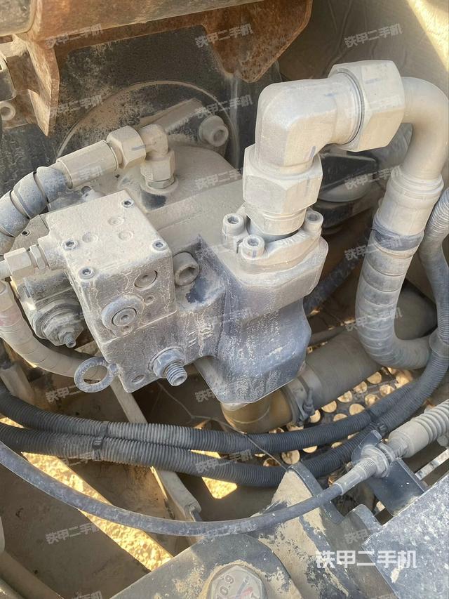 液壓泵艙室正面整體(整機(jī)外觀) 液壓泵艙室正面整體(整機(jī)外觀)