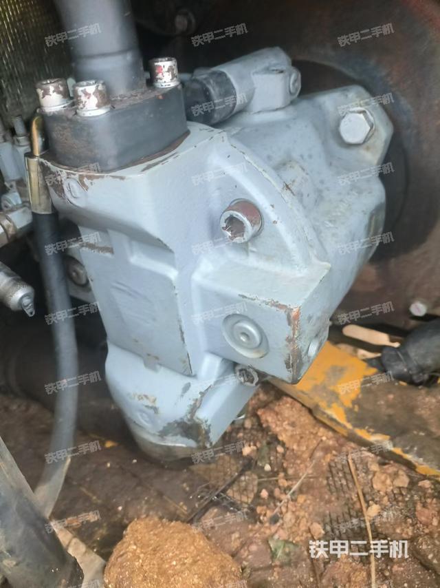 液压泵舱室正面整体（整机外观）