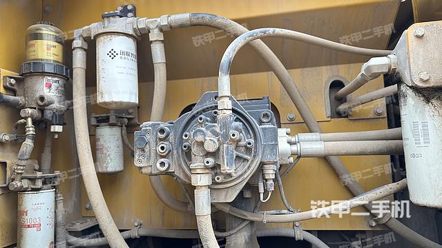 液压泵舱室正面整体（整机外观）