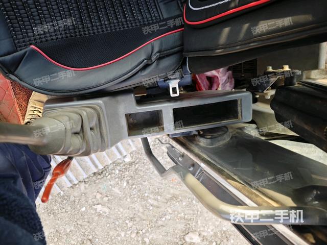 行走控制手柄和踏板?俯拍（駕駛室部分）