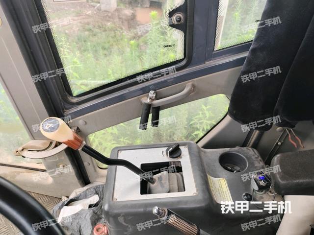 駕駛室操作臺(設(shè)備外觀及核心部件) 駕駛室操作臺(設(shè)備外觀及核心部件)