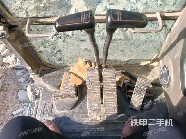 行走控制手柄和踏板?俯拍(駕駛室部分) 行走控制手柄和踏板?俯拍(駕駛室部分)