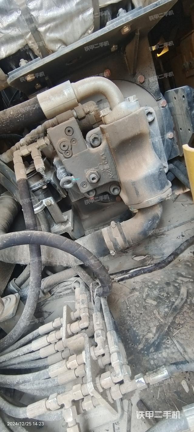 液压泵舱室正面整体（整机外观）