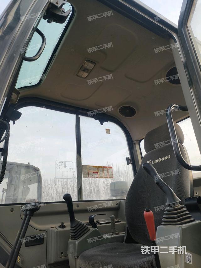 駕駛室頂部(整機(jī)外觀) 駕駛室頂部(整機(jī)外觀)