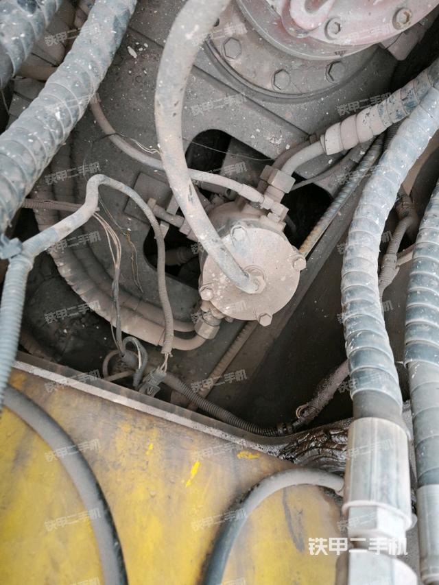 中央回轉(zhuǎn)接頭特寫(xiě)（上車(chē)部件）