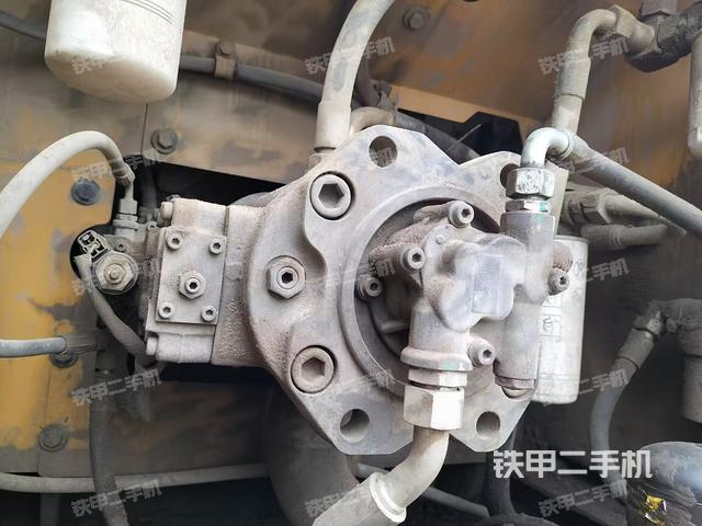 液压泵舱室正面整体（整机外观）