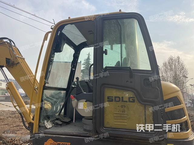 駕駛室整體(整機(jī)外觀) 駕駛室整體(整機(jī)外觀)