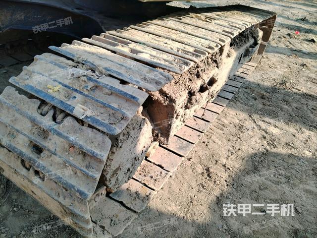 單側(cè)履帶整體(整機(jī)外觀) 單側(cè)履帶整體(整機(jī)外觀)
