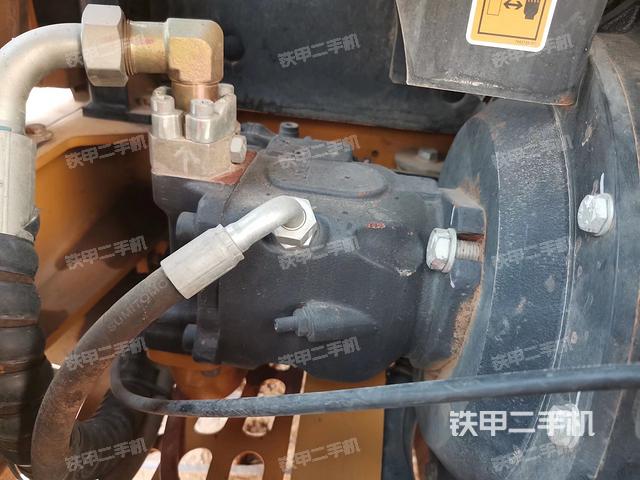 液壓泵艙室正面整體(整機外觀) 液壓泵艙室正面整體(整機外觀)