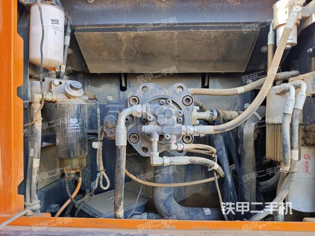 液壓泵艙室正面整體（整機外觀）