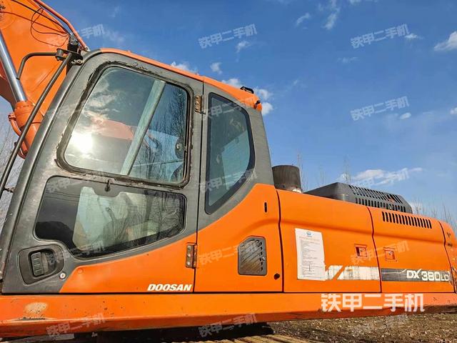 駕駛室整體(整機(jī)外觀) 駕駛室整體(整機(jī)外觀)