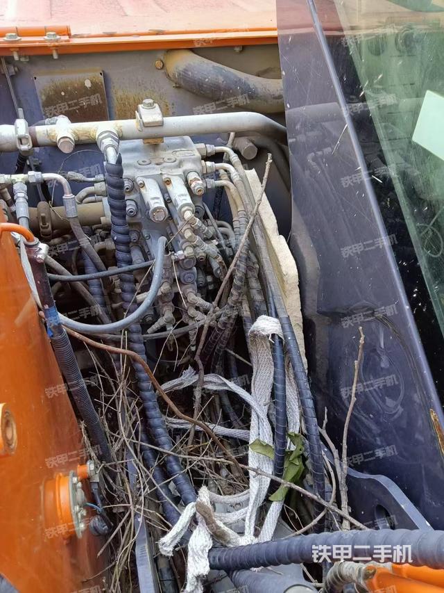 回轉(zhuǎn)馬達(dá)和主控閥（整機(jī)外觀）