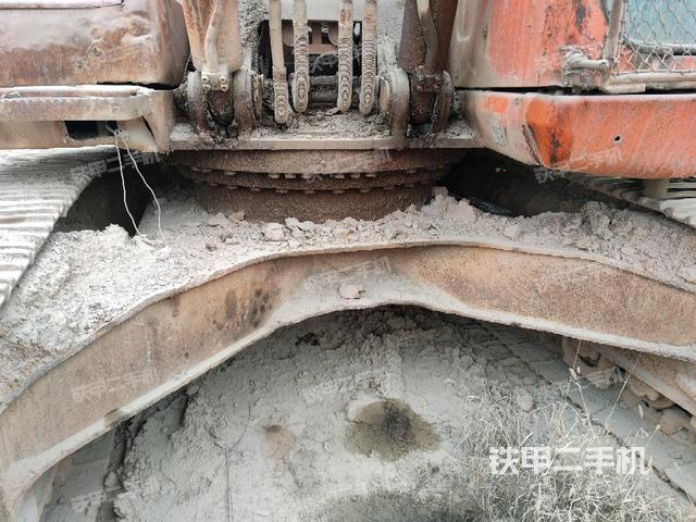 转盘和下车架正前(工作和回转装置) 转盘和下车架正前(工作和回转装置)