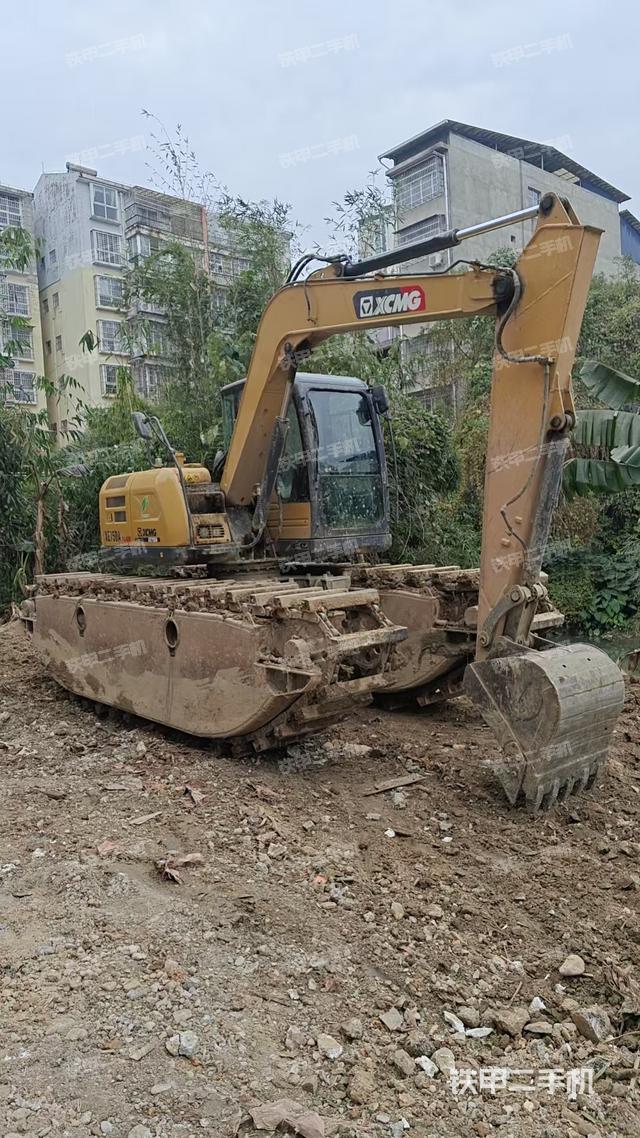 駕駛室頂部(整機(jī)外觀) 駕駛室頂部(整機(jī)外觀)