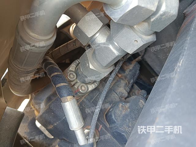 液壓泵艙室正面整體(整機外觀) 液壓泵艙室正面整體(整機外觀)