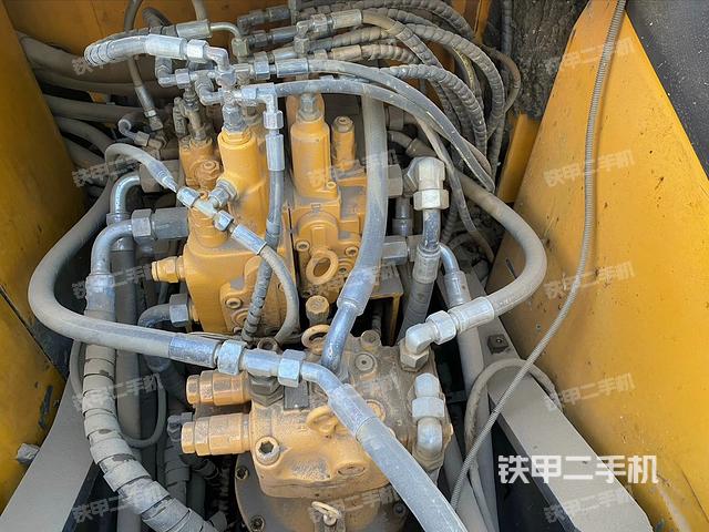 回轉(zhuǎn)馬達(dá)和主控閥（整機(jī)外觀）