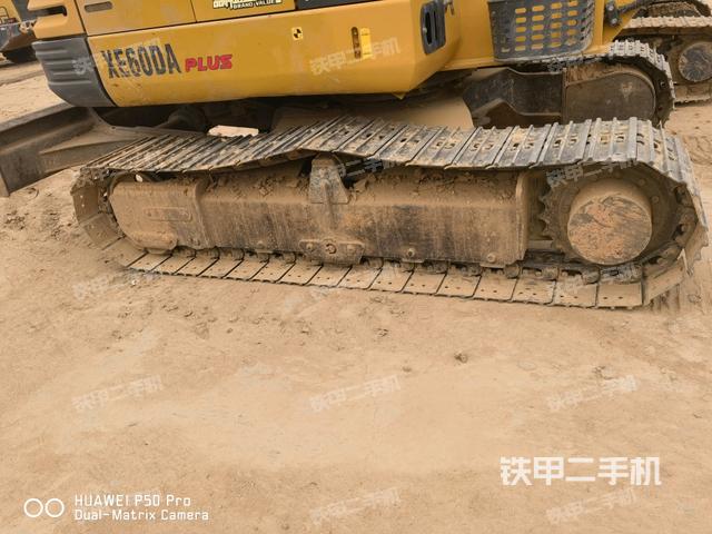 單側(cè)履帶整體(整機外觀) 單側(cè)履帶整體(整機外觀)