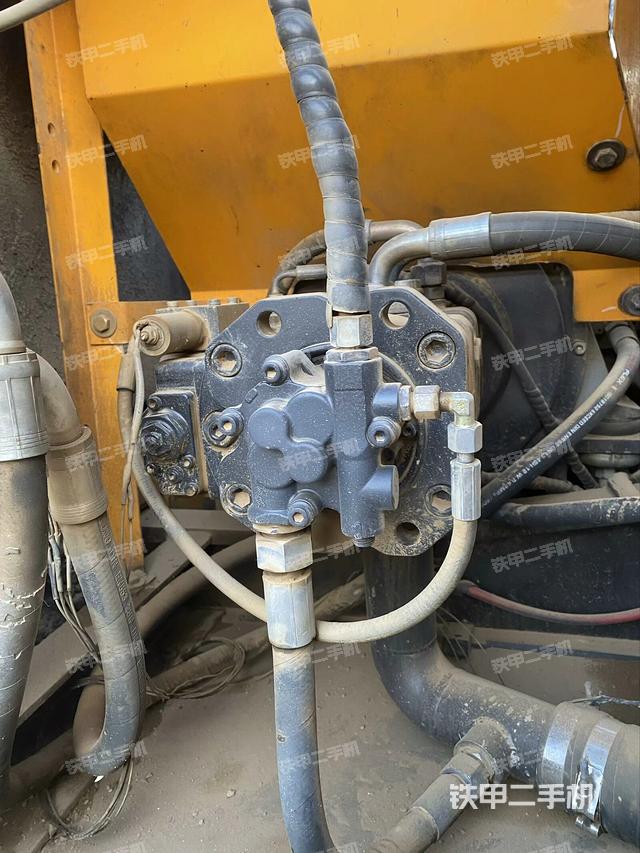 液壓泵艙室正面整體（整機(jī)外觀）