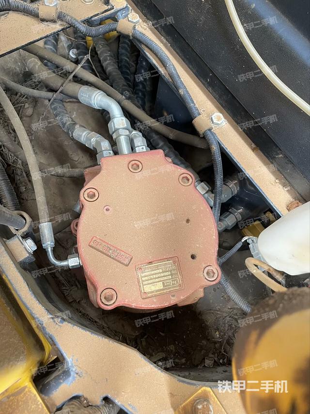 回转马达和主控阀（整机外观）