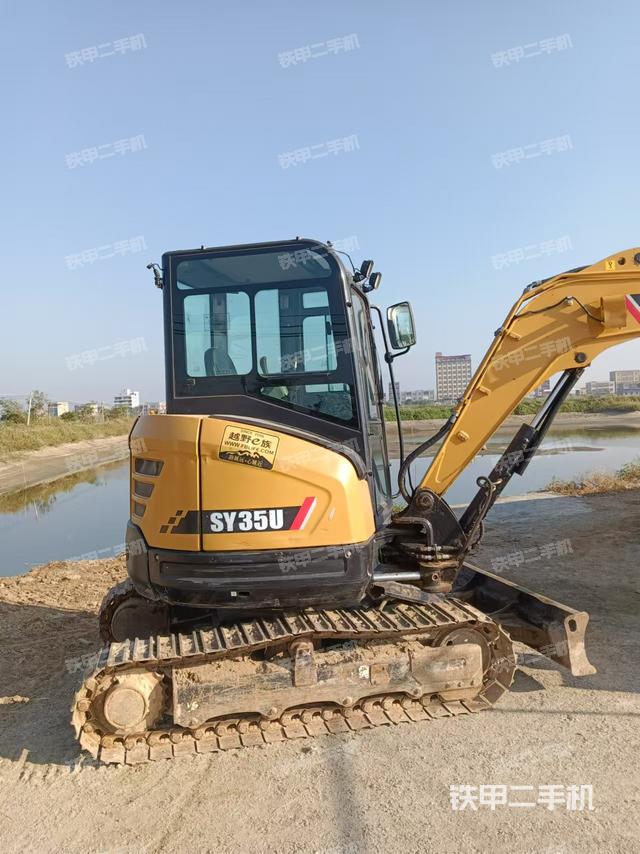 駕駛室頂部(整機外觀) 駕駛室頂部(整機外觀)