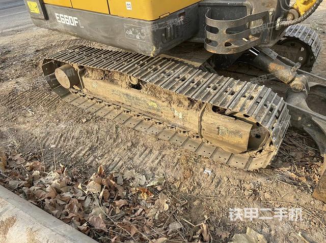 單側(cè)履帶整體(整機(jī)外觀) 單側(cè)履帶整體(整機(jī)外觀)