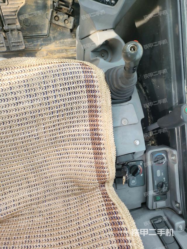 座椅右側(cè)控制臺(tái)/鑰匙門/油門/含右手柄（駕駛室部分）