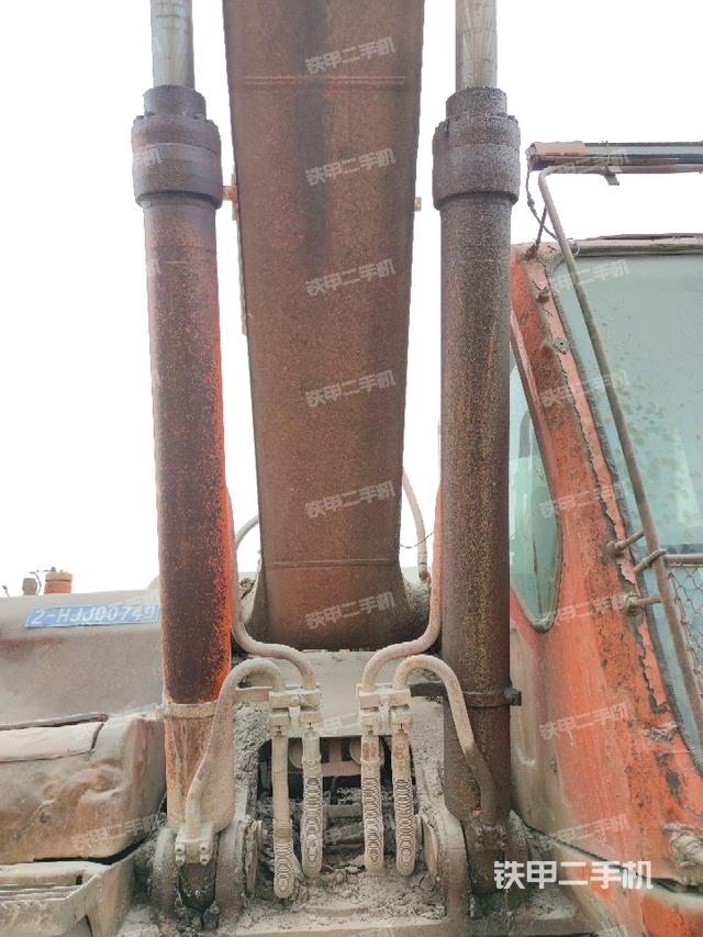 大臂油缸整体 竖拍(工作和回转装置) 大臂油缸整体 竖拍(工作和回转装置)