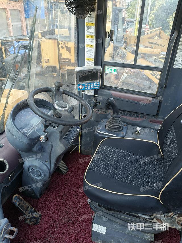 駕駛室工作臺(tái)（整機(jī)外觀及大件）