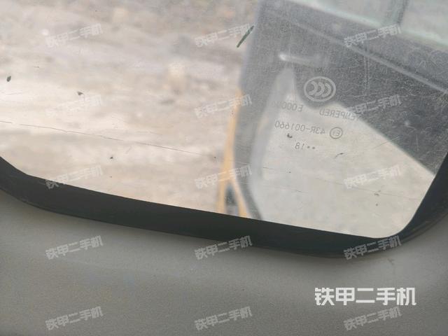 行走控制手柄和踏板?俯拍（駕駛室部分）