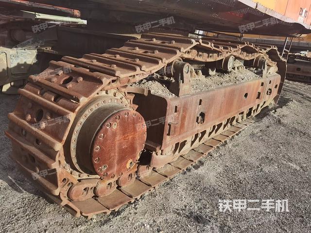 回轉馬達和主控閥(整機外觀) 回轉馬達和主控閥(整機外觀)